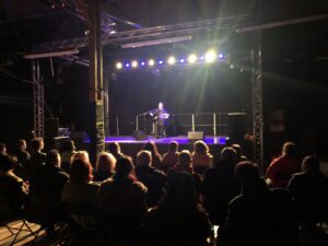 Muzyk z gitara na scenie