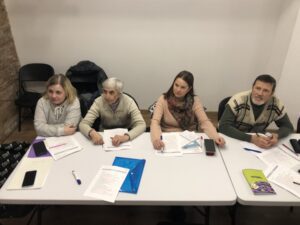 Grupa seniorów podczas zajęć jezyka polskiego